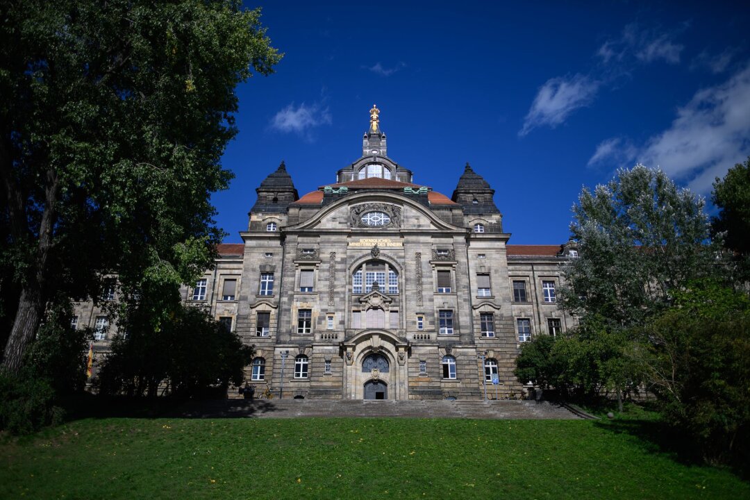 Diakonie fordert von Politik Verzicht auf Egoismus - Blick auf die Sächsische Staatskanzlei in Dresden. Die Diakonie in Sachsen hat die Politik aufgefordert, auf Egoismus und Parteitaktiken zu verzichten. (Archivbild)