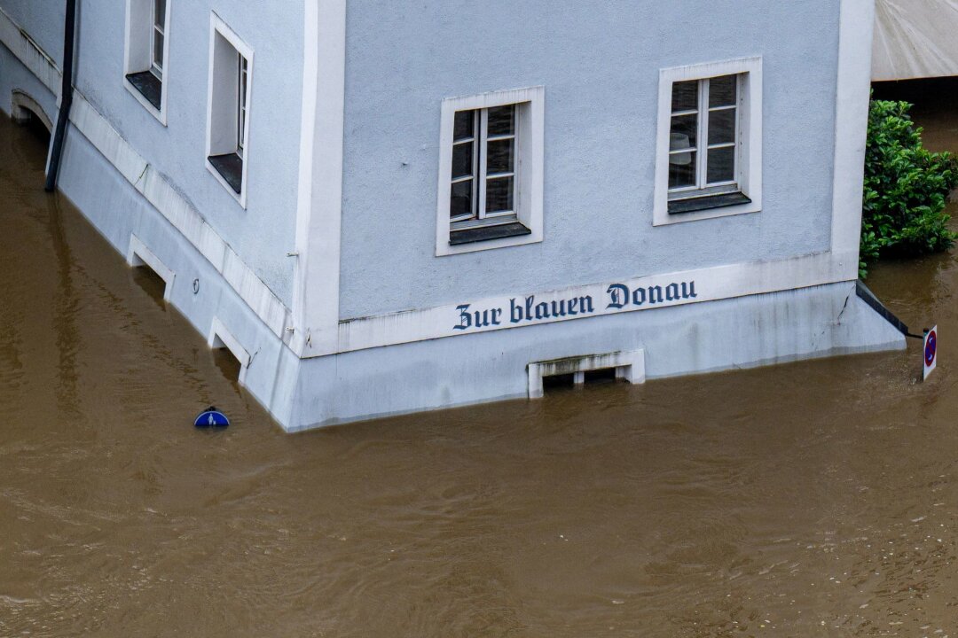 Diakonie Sachsen bittet um Spenden für Hochwasserhilfe - Ein Haus mit dem Schriftzug "Zur blauen Donau" steht im Hochwasser der Donau.