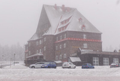 Dichter Schneefall auf dem Fichtelberg: Winter langsam im Anmarsch - Der Winter ist auf dem Fichtelberg angekommen.