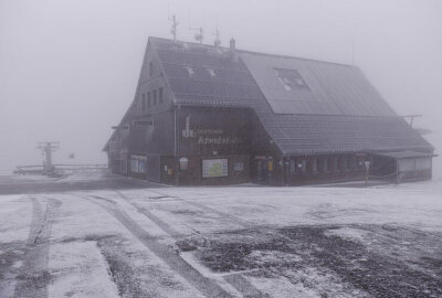 Dichter Schneefall auf dem Fichtelberg: Winter langsam im Anmarsch - Der Winter ist auf dem Fichtelberg angekommen.