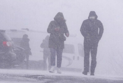 Dichter Schneefall auf dem Fichtelberg: Winter langsam im Anmarsch - Nachdem es kürzlich erste Schneeflocken im Erzgebirge gegeben hatte, zeigt sich der Winter nun deutlicher.