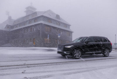 Dichter Schneefall auf dem Fichtelberg: Winter langsam im Anmarsch - Nachdem es kürzlich erste Schneeflocken im Erzgebirge gegeben hatte, zeigt sich der Winter nun deutlicher.