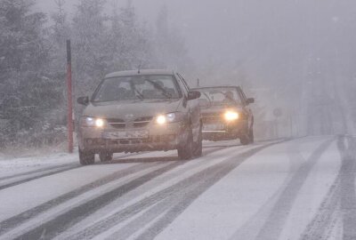 Dichter Schneefall auf dem Fichtelberg: Winter langsam im Anmarsch - Die Straßen wurden schnell glatt, und ein böiger Wind sorgte für stürmisches Wetter.