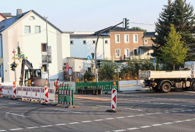 Dicke Luft im Verkehr: Baustelle sorgt für Staus in Flöha - In Flöha finden derzeit Straßenbauarbeiten statt. Foto: Knut Berger