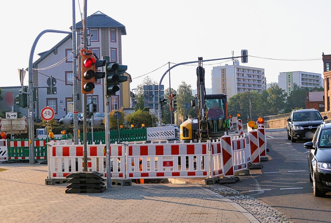 Dicke Luft im Verkehr: Baustelle sorgt für Staus in Flöha - Die Arbeiten sollen Ende September beendet werden. Foto: Knut Berger