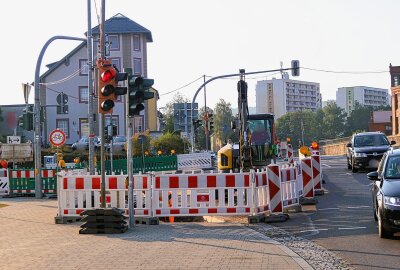 Dicke Luft im Verkehr: Baustelle sorgt für Staus in Flöha - Die Arbeiten sollen Ende September beendet werden. Foto: Knut Berger