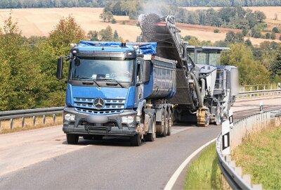 Dicke Luft im Verkehr: Baustelle sorgt für Staus in Flöha - Aktuell wird die Fahrbahndecke auf der B 173 N zwischen Niederwiesa und Flöha saniert. Foto: Knut Berger