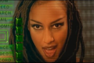 Die 10 besten Songs aus den 90ern - In ähnlichem Fahrwasser waren die niederländischen Vengaboys unterwegs. Die Eurodance-Band mit Ursprung in Amsterdam wurde 1997 bekannt und hatte so innovative Songtitel wie "We Like To Party", "Boom, Boom, Boom, Boom" oder "Shalala Lala". In unterschiedlichen Besetzungen ist das Quartett ebenfalls bis heute aktiv.