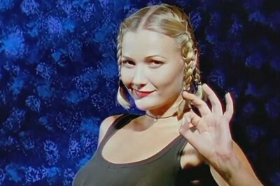 Die 10 besten Songs aus den 90ern - Eine Ode an die Samstagnacht sang die Dänin Whigfield im Jahr 1994. Ihr "Saturday Night" darf daher auch bis heute auf keiner 90er-Party fehlen. Inzwischen tritt sie unter ihrem bürgerlichen Namen Sannie auf und nahm 2018 am dänischen Vorentscheid zum Eurovision Song Contest teil.