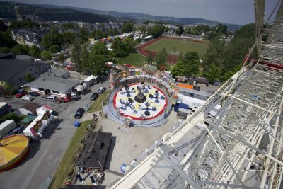 Das Riesenrad ist 45 Meter hoch, mit modernster LED-Technik ausgestattet und gilt als heimliches Wahrzeichen der Annaberger Kät.