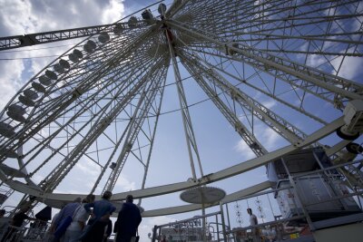 Das Riesenrad ist 45 Meter hoch, mit modernster LED-Technik ausgestattet und gilt als heimliches Wahrzeichen der Annaberger Kät.