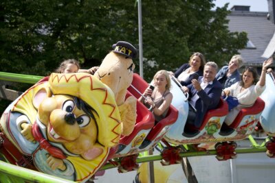 Speedy ist eine Familienachterbahn mit engen Kurven, einem riesigen Käsewürfel-Tunnel und Bauchkribbeln für Groß und Klein.