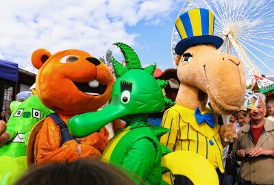 Die Annaberger Kät 2024 startet diese Woche - Das Maskottchen Käti (r.) lädt zum großen Maskottchen-Treffen ein. Foto: Ilka Ruck/Archiv