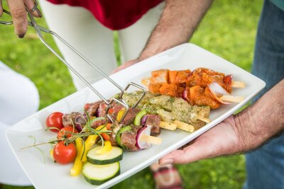 Die besten Tipps für gesundes Grillen mit Fleisch - Der Fettgehalt hängt von der Sorte ab: Besonders fettarm sind Rindfleisch und Geflügel.