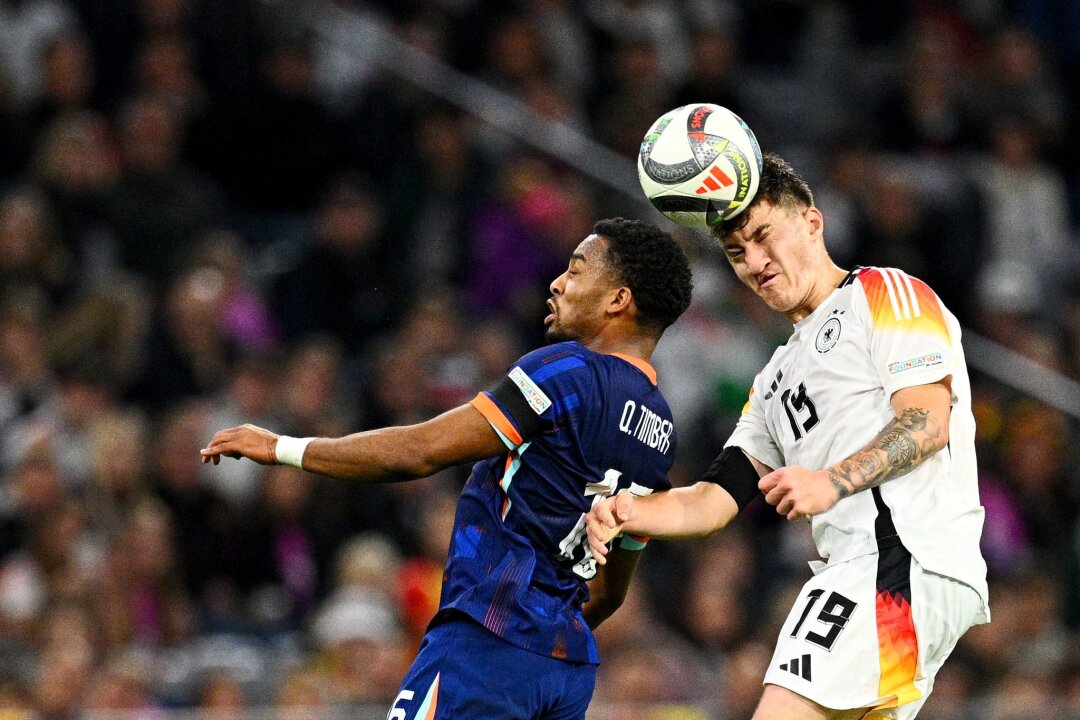 Die deutsche Fußball-Nationalmannschaft in der Einzelkritik -  Angelo Stiller (r.) empfahl sich für weitere Einsätze im DFB-Trikot.