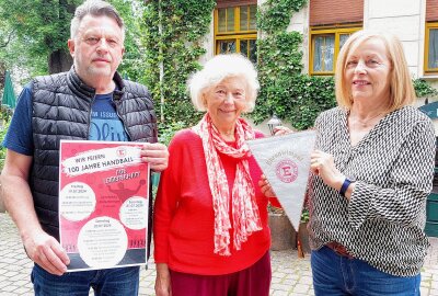 Die Einheit-Queen: Diese Handball-Heldin feiert heute 88. Geburtstag! - Im Bild Einheit-Linksaußen Gudrun Lohmann (Mitte) sowie Karin und Joachim Ott. Foto: Karsten Repert