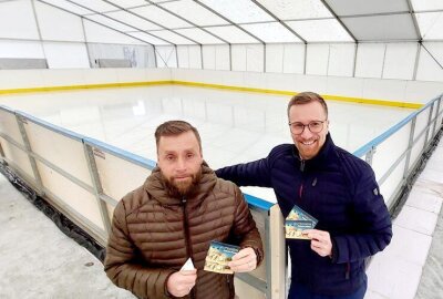 Die Eisbahn zum Plauener Weihnachtsmarkt steht - VFC-Präsident Thomas Fritzlar (links) und Bürgermeister Tobias Kämpf bedanken sich bei allen Mitstreitern.