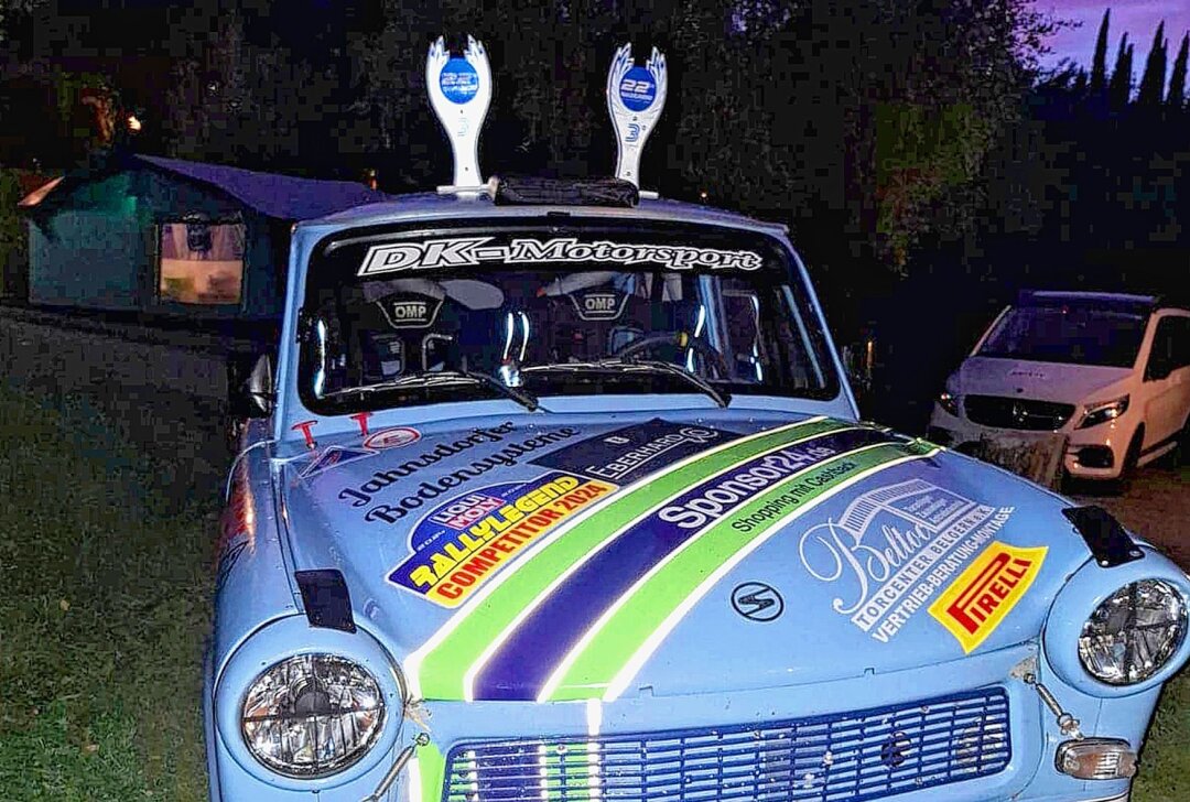 Die Erlebnisse eines Trabi-Teams bei legendärer Rallye - Das "Freiluft-Pokal-Regal" von Benjamim Derda und Tino Krajewski. Foto: Privat