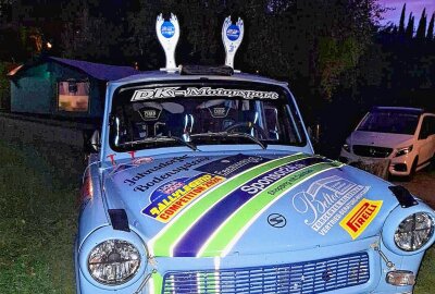 Die Erlebnisse eines Trabi-Teams bei legendärer Rallye - Das "Freiluft-Pokal-Regal" von Benjamim Derda und Tino Krajewski. Foto: Privat