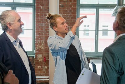 Die Fabrik: Modernes Arbeitsareal hinter historischen Mauern in Chemnitz entsteht - Thomas Schmidt (l.) und Malte Ziegenhagen (r.) in der ehemaligen Stickmaschinenfabrik. Foto: Rico Hinkel