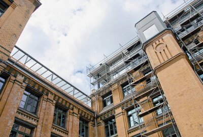 Die Fabrik: Modernes Arbeitsareal hinter historischen Mauern in Chemnitz entsteht - Moderne Arbeitswelt trifft Historie: Die neue Coworking-Fabrik an der Zwickauer Straße 145. Foto: Rico Hinkel