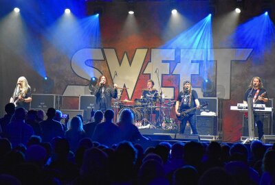 Die Glam-Rock-Legende ,,Sweet" bringt den Kraftverkehr  zum Beben - Wer gestern im Chemnitzer Kraftverkehr dabei war hoffte auf ein tolles Konzert mit den Super-Hits der Glamrocklegende. Foto: Maik Bohn