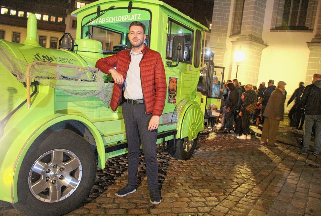 Die Halloween-Gruseltour mit der Freiberger Silberstadtbahn - Lokführer Tim Grunewald- heute Gruselbahnsteuermann. Foto: Renate Fischer