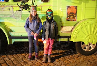 Die Halloween-Gruseltour mit der Freiberger Silberstadtbahn - Gruselkinder. Foto: Renate Fischer