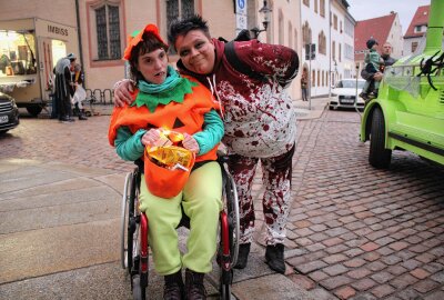 Die Halloween-Gruseltour mit der Freiberger Silberstadtbahn - Pflegerin Susi mit Schutzbefohlenen. Foto: Renate Fischer