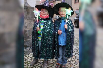 Die Halloween-Gruseltour mit der Freiberger Silberstadtbahn - Zauberlehrlinge auf Gruseltour Arthur und Adrian. Foto: Renate Fischer