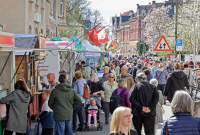 Die Hohensteiner-Ernstthaler Frühlingsfest-Idee funktioniert - Auch die Conrad-Clauß-Straße war beim Frühlingsfest gut besucht. Foto: Andreas Kretschel