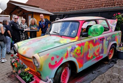 Die Hohensteiner-Ernstthaler Frühlingsfest-Idee funktioniert - Dieser Trabant wurde zum frühlingshaften Kunstobjekt. Foto: Markus Pfeifer