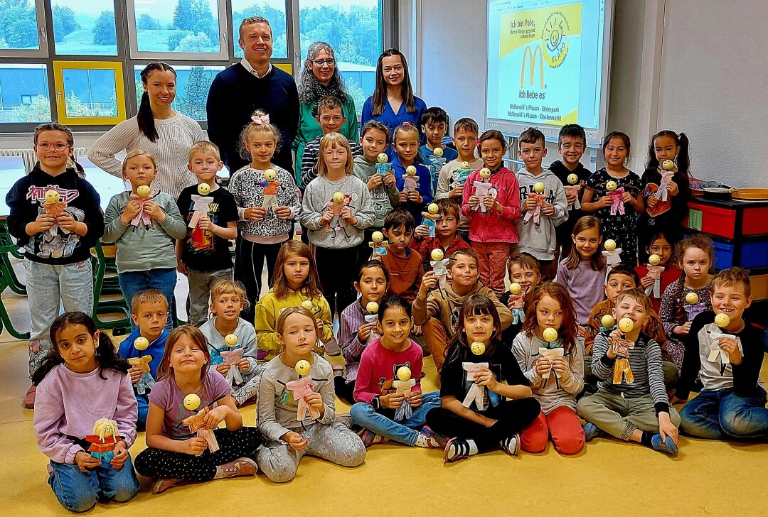 Die Klasse2000 wächst: Chrieschwitz marschiert vorne weg! - Alexander Bahl-Voigt (Mitte) hat die Patenschaft für zwei Klassen der Grundschule Am Wartberg übernommen. Foto: Karsten Repert