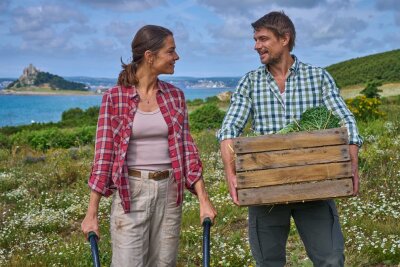 Die Königin des Schnulzenromans - Anne Harding (Susan Hoecke) und ihr Jugendfreund Nick Rolling (Craig Russell) kommen sich näher. 