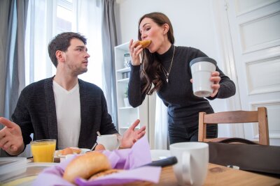 Die Kraft der Nährstoffe: Was den Körper gesund hält - Brötchen im Stehen? Für das Frühstück nimmt man sich am besten ein wenig Zeit.