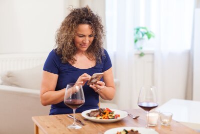 Die Kraft der Nährstoffe: Was den Körper gesund hält - Ein Handy am Esstisch verhindert, dass wir unsere Mahlzeiten bewusst genießen.