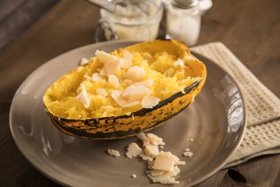 Die Kürbiszeit feiern – mit Ravioli-Kunst oder Fruchtsalat - Der Spaghetti-Kürbis hat ein nudelartiges Fruchtfleisch und schmeckt als im Ofen gebackene Variante mit Parmesanhobel und Trüffelbutter.