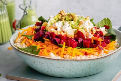 Die Kürbiszeit feiern – mit Ravioli-Kunst oder Fruchtsalat - Für den Salat gibt man gekochte Gerste mit grob geraspeltem rohen Hokkaido-Kürbis in eine Schüssel, fügt Würfel von Rote Bete und Apfel sowie Babyspinat und Fetabrösel hinzu. Als Dressing empfiehlt sich ein Mix aus frischen Kräutern, Cashews und Knoblauch. 