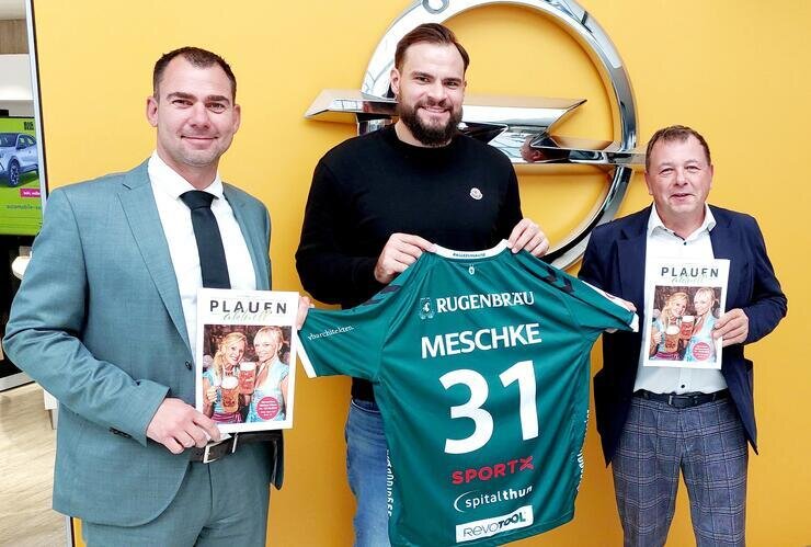 Die letzten Exemplare von „Plauen aktuell“ sind raus! - Drei Plauener präsentieren „Plauen aktuell“: Gesamtverkaufsleiter Andreas Prandi (links), Handballer Benjamin Meschke (Mitte) und Hauptgeschäftsführer Jörg Neupert (rechts).