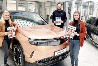 Die letzten Exemplare von „Plauen aktuell“ sind raus! - „Plauen aktuell“ präsentieren (im Bild von links): Exner-Verkaufsberaterin Ramona Suhaj, Handballer Benjamin Meschke und Marketingleiterin Teresa Lippert.