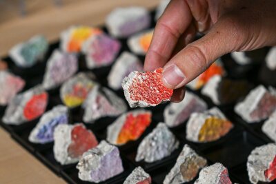 Die Mauer als Souvenir: Das Geschäft mit den Steinbrocken - Die Farbe auf den Mauer-Steinen wird neu aufgetragen. 