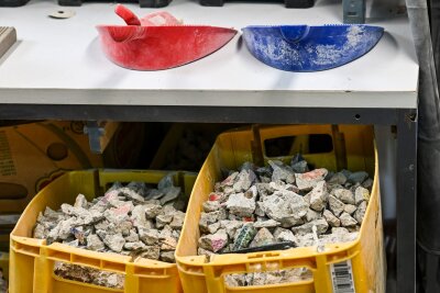 Die Mauer als Souvenir: Das Geschäft mit den Steinbrocken - Das Zerkleinern der Mauer ist eine ziemlich staubige Angelegenheit.