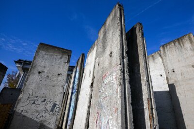 Die Mauer als Souvenir: Das Geschäft mit den Steinbrocken - Vorrat genug: Auf dem Hof der Brüder Sacha stehen noch mehrere Mauerteile. 