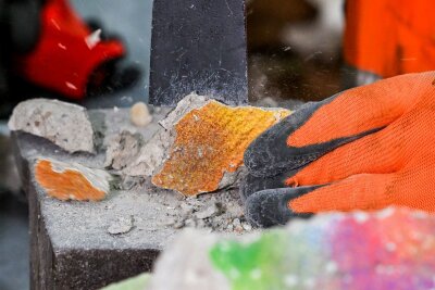 Die Mauer als Souvenir: Das Geschäft mit den Steinbrocken - Für das Zerkleinern der Mauer braucht es viel Übung. 