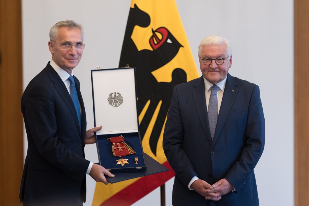 "Die Nato geprägt" - Steinmeier würdigt Stoltenberg - Bundespräsident Frank-Walter Steinmeier (r) würdigt die Verdienste des ehemaligen Nato-Generalsekretärs Jens Stoltenberg.