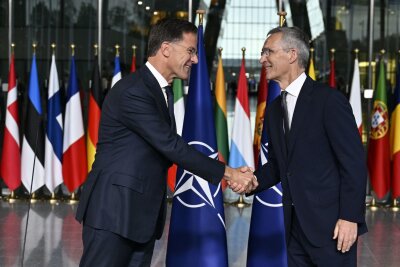 "Die Nato geprägt" - Steinmeier würdigt Stoltenberg - Führungswechsel bei der Nato: Mark Rutte (l) hat das Amt des Nato-Generalsekretärs von Jens Stoltenberg übernommen. (Archivbild)