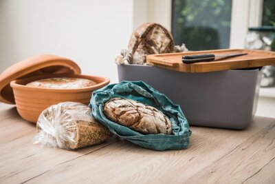 Die richtige Lagerung: So bleibt Brot länger frisch - Brot sollte luftdurchlässig verpackt sein - sonst schimmelt es schnell.