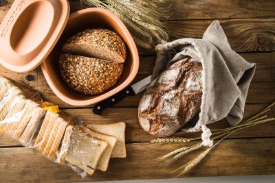 Die richtige Lagerung: So bleibt Brot länger frisch - Töpfe aus unglasierter Keramik nehmen überschüssige Feuchtigkeit auf und geben sie bei Bedarf wieder an das Brot ab.