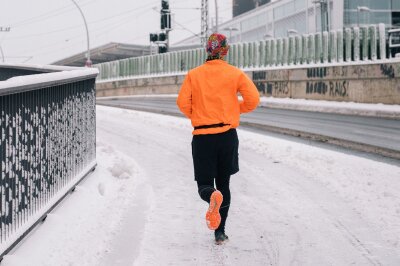 Bei Wind und Wetter raus: Frage der richtigen Laufkleidung.