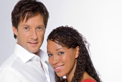 Die schönsten Traumpaare aus "Sturm der Liebe" - Alle Paare von Staffel 1 bis 21 im Überblick - Samia (Dominique Siassia) und Gregor (Christoph Arnold) in Staffel 3: Samira flüchtet nach Deutschland um einer Zwangsheirat zu ergehen. Ihr Vater stirbt und man verdächtigt Gregor.